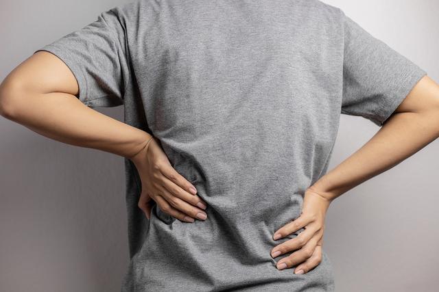 男性久坐后腰腹不适