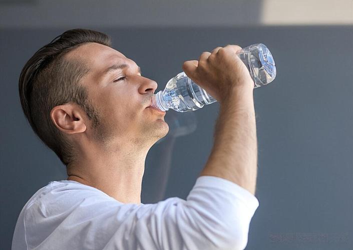 每天喝多少水对前列腺最有利？